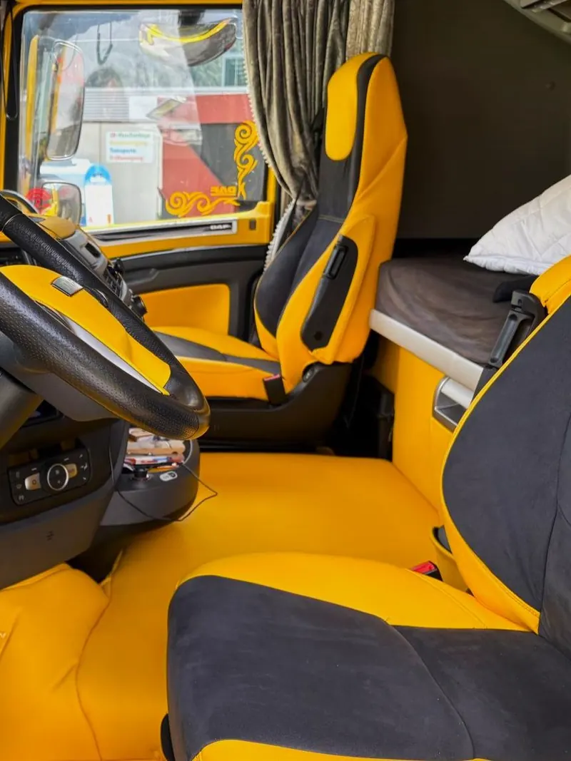Fahrerhaus eines Lkw, komplett in gelbem Leder mit schwarzen Wildledereinsätzen bezogen